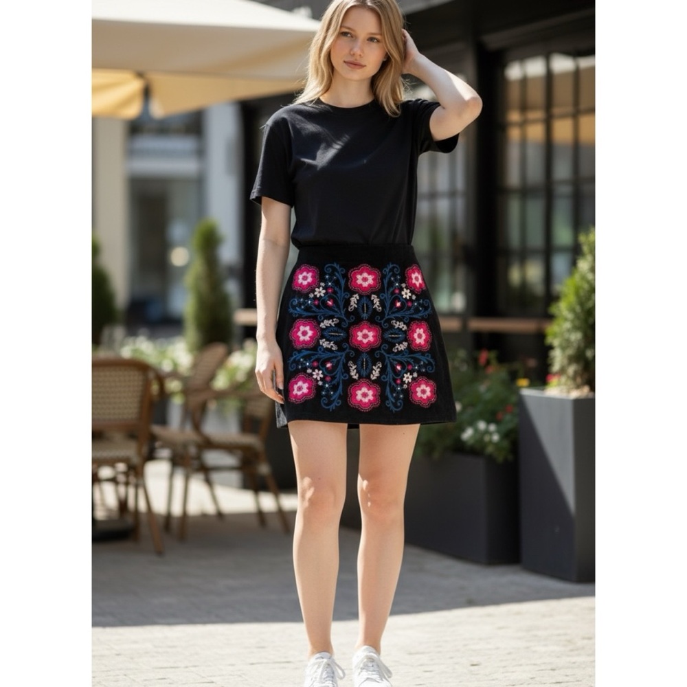 Francesca’s Miami Embroidered Floral Mini Skirt Size SMALL